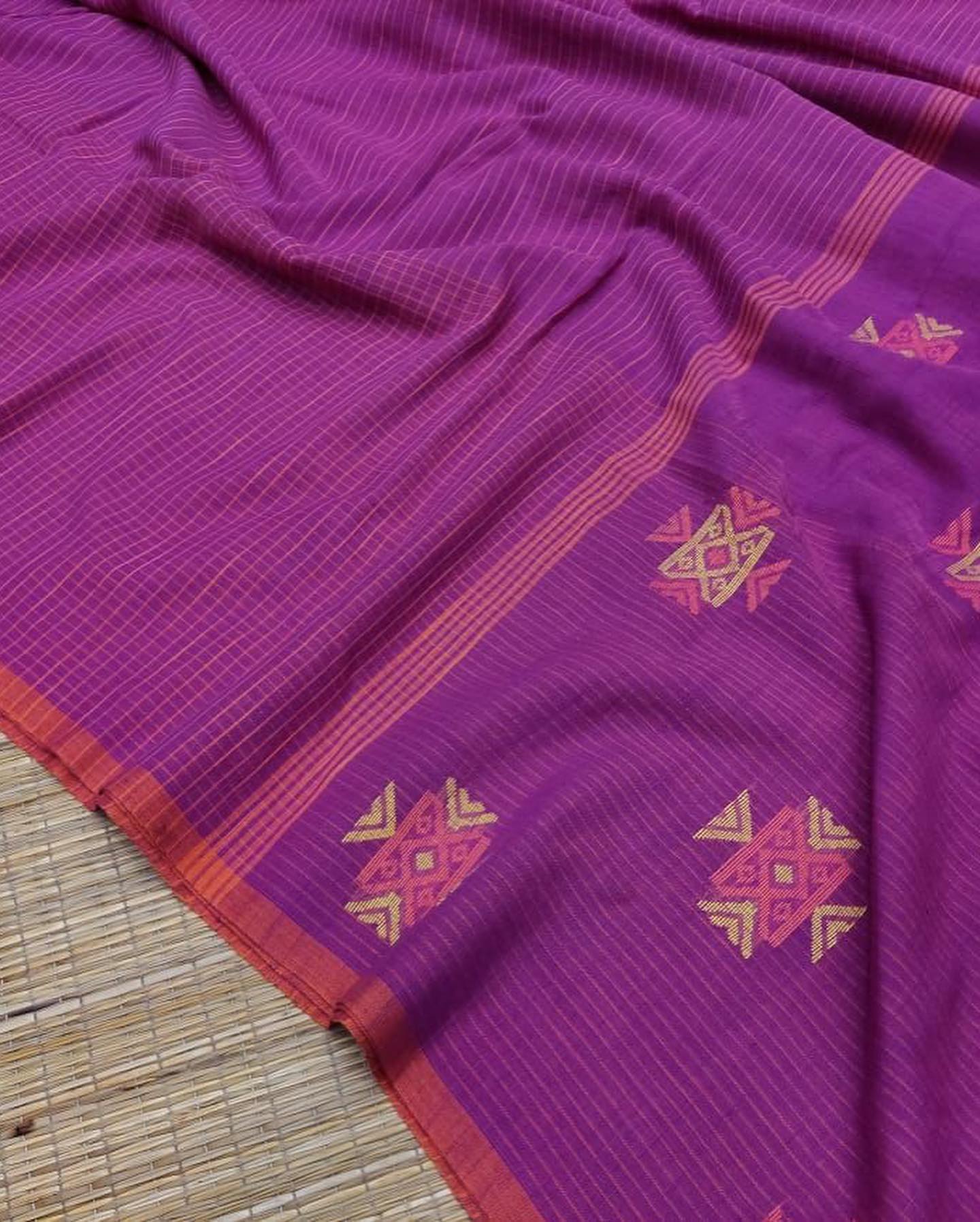 Muslin Jamdani Handloom Saree - Magenta